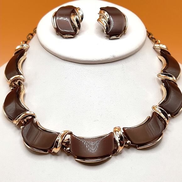 Vintage Brown Lucite Gold Tone Jewelry: Necklace Clip Earrings, 1950s Jewelry - Picture 4 of 10